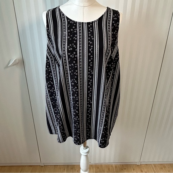 Lane Bryant black and white sleeveless blouse Size 16 - Picture 1 of 7